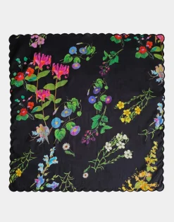 Scallop Embroidered Edge Dinner Napkin
